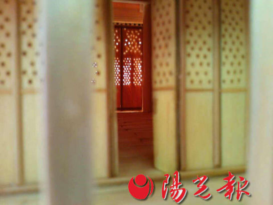 At 40 cm tall and 34 cm long, the model of the Bell Tower of Xi'an features all the details of the actual structure. (Photo source: Sunshine Daily)