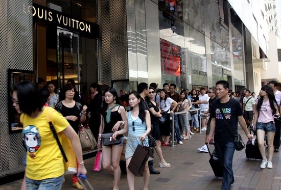 Mainland shoppers line up outside a Louis Vuitton store in Hong Kong. (Photo: People.cn) 