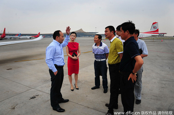 Dealer shows the jet to potential buyers. (Photo: dfic.cn)