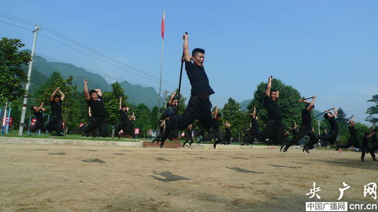 The Shaolin students are in training. They will serve in the Guizhou SWAT team. (Photo: cnr.cn)