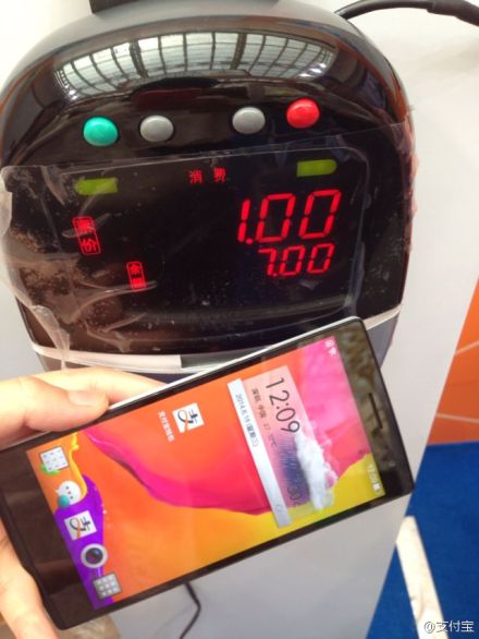 With Alipay's All Pass, passengers can make payments with a simple swipe of their phone. (Photo: Alipay)