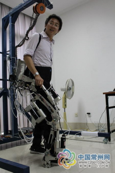 Chen Jian, the leading developer, wears the EXOP-1, a robot exoskeleton suit. [Photo: cz001.com.cn]