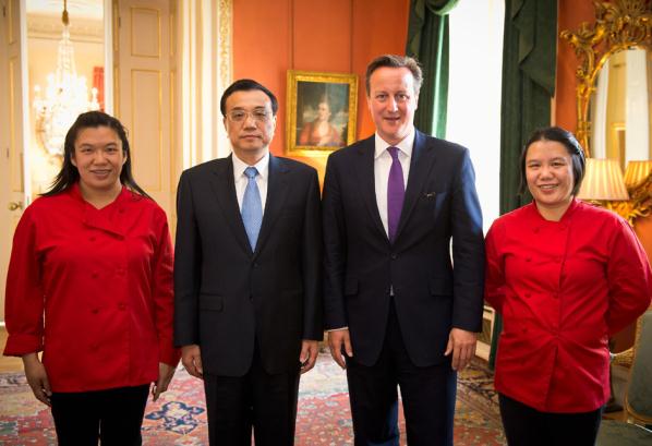 Manchester-based restaurant owners Helen and Lisa Tse pose for a photo with Chinese Premier Li Keqiang and British Prime Minister David Cameron at 10 Downing Street on June 17, 2014. [Photo: sweetmandarin.com]