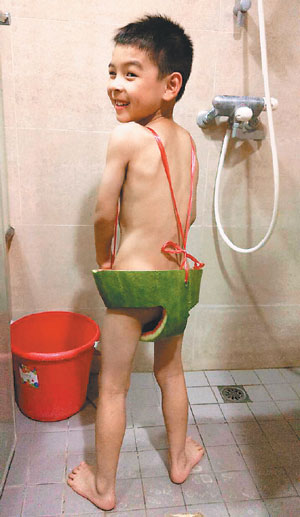 A 5-year-old boy wears watermelon shorts made by his father. [Photo: United Daily News]