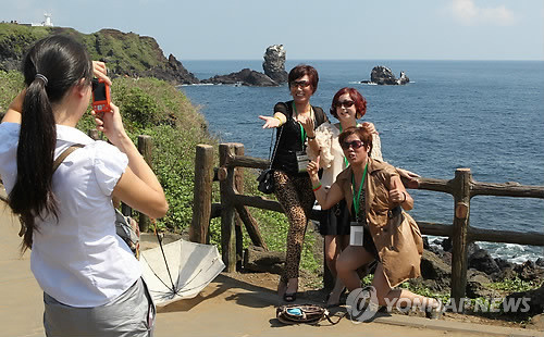 File photo of tourists in Jeju. [Photo: Yonhap News]