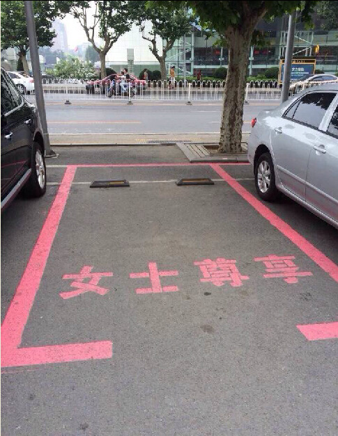 Parking space outlined in pink with a sign saying Women only. (Photo: Bandao Morning Post)