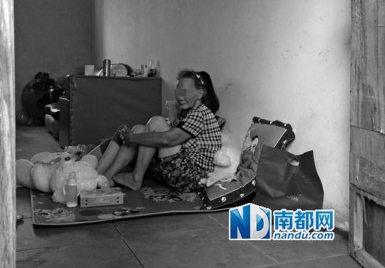 The victim is accompanied by by her grandmother. (Photo: nandu.com)