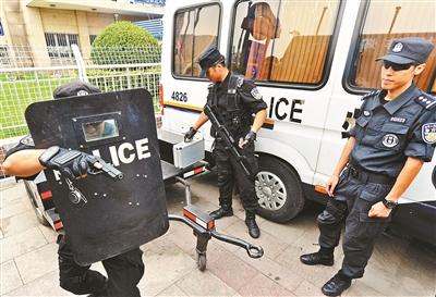 Special police uses a explosion-proof shield at a railway station in Beijing. [Photo: the Beijing Youth Daily]