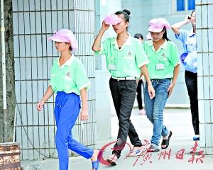 The underage workers are required to wear green uniforms in the factory. (Photo: Guangzhou Daily)