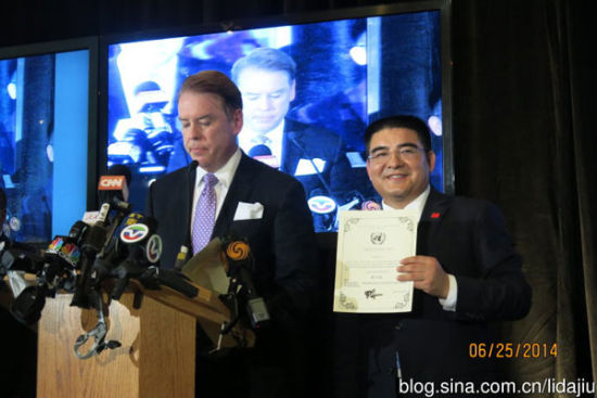 Chen Guangbiao poses for a photo with the president of the China Foundation for Global Partnership on June 25, when he hosted a charity luncheon for poor and destitute Americans in New York City. (Photo source: Weibo)