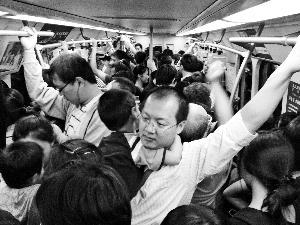 A subway car in Beijing is full of passengers. (Photo: Beijing Morning Post)
