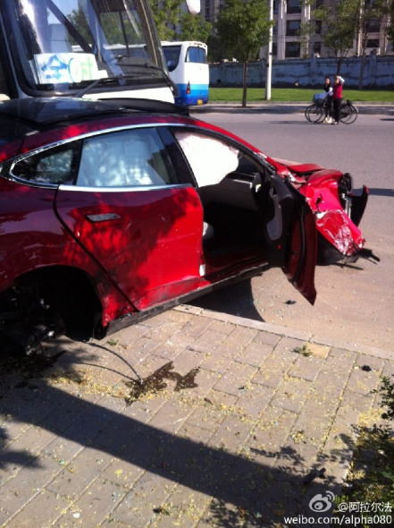 The damaged Tesla electric vehicle. [Photo: Sina Weibo]