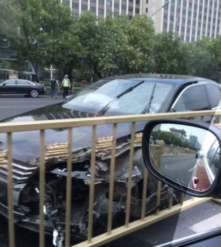 The front-left part of the car is severely damaged, while the guardrails are completely intact. [Photo: Sina Weibo]