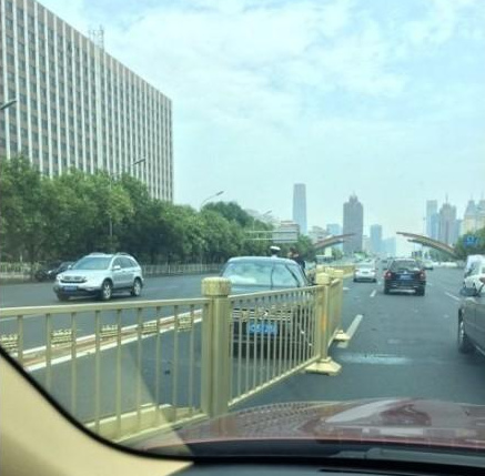 The guardrails were only slightly moved. [Photo: Sina Weibo]