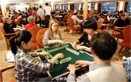Players are competing at the fifth European Mahjong Championship. (Photo source: Sina Weibo)