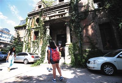 Visitors are outside the haunted mansions on Chaonei Dajie in Beijing. [Photo: the Beijing News]
