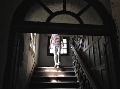 A visitor at the haunted mansions on Chaonei Dajie in Beijing on July, 22, 2014. [Photo: the Beijing News]