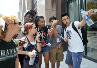 The students are asking a passenger for help. (Photo: West China Metropolis Daily)