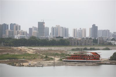 Photo taken on July 11 shows the water level of Han River drops. [Photo: the Beijing News]