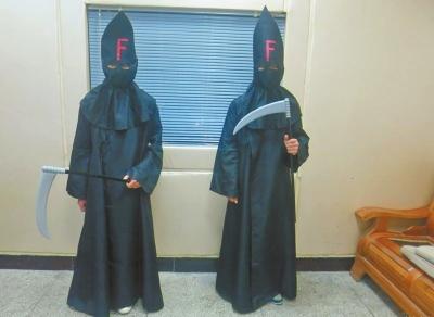 The two teenagers in cosplay costumes. (Photo: Dahe Daily)