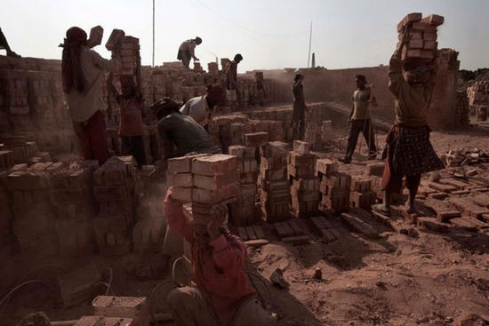 File photo shows slave labor at a brick factory in Bangladesh. [Photo: www.thepaper.cn]