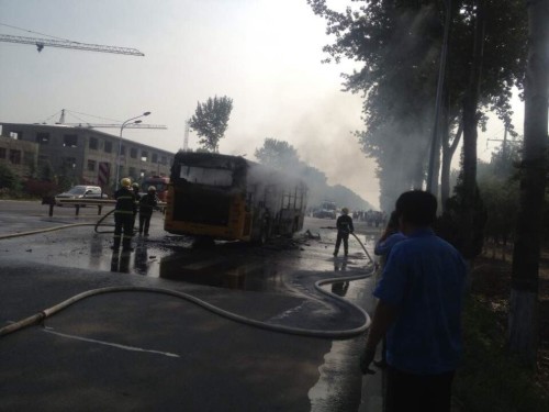 Firefighters put out bus fire in Yantai of Shandong province Wednesday morning. [Photo: Qilu Evening News]
