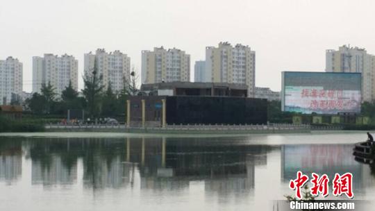 The iconic roof of a Sydney Opera House replica in northeast Chinas Liaoning province is dismantled. [Photo: chinanews.com]