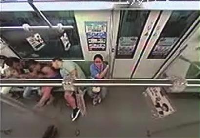 The photo show the foreign passenger (in green T-shirt) wavering right to a woman next to him. (Photo: screen shot from surveillance video clip)