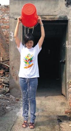 CCTV host Zhang Quanling takes the ice bucket challege. (Photo: Sina Weibo)