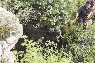 A rescuer is beside the shaft. [Photo: the Bejing Youth Daily]