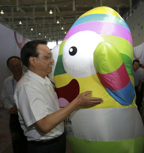 Premier Li Keqiang gets hug from Lele, mascot of Nanjing Youth Olymoic Games