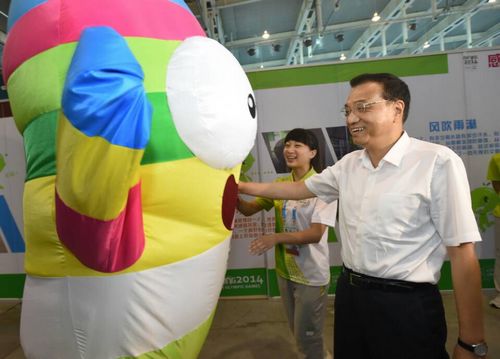 Lele gives a high-five to Premier Li.