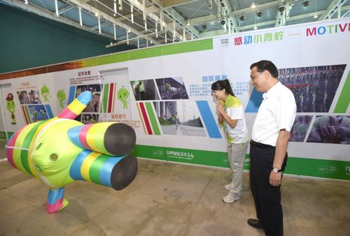 Lele gives a cute performance to Premier Li.