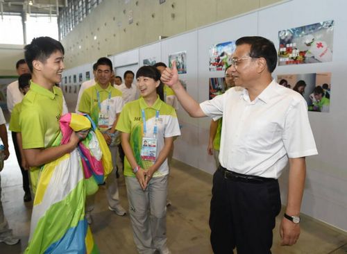 Premier Li gives a thumb-up to Nanjing YOG volunteers.