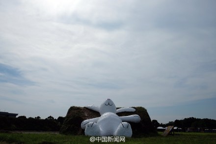 It resembles the real-life rabbit from Alices Wonderland, surrounded by blue sky and grassland, according to tourists who attended the preview.