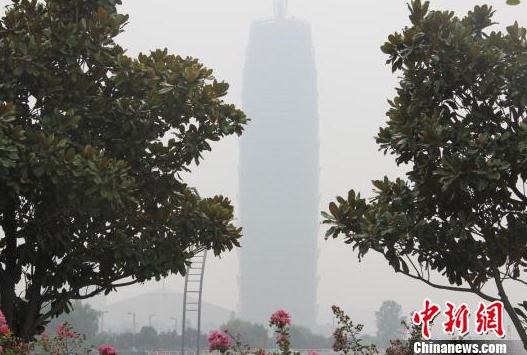 The photo taken on August 11 shows a blanket of brown haze has settled over Zhengzhou, capital of central China's Henan province. (Photo: Chinanews.com)
