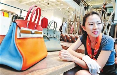 A teacher gives a lesson at the luxury goods authentication course in Beijing. (Photo: Beijing Youth Daily)
