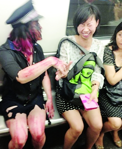 Makeup school student dresses like a zombie and scares a passenger on Wuhan's subway line 2. (Photo: Weibo)
