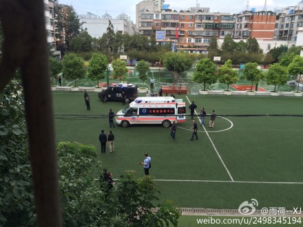 Police and medical staff are at the campus of a school in Kunming, where six students died in a stampede on Sept 26, 2014. [Photo: New Lives Newspaper] 