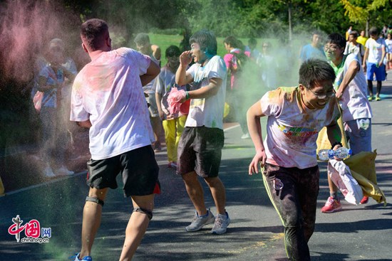 People at the Suning Rainbow Run in Beijing Olympic Forest Park on Sept. 27, 2014. (Photo: China.org.cn)