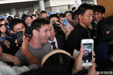 Lionel Messi (C) makes his way through the airport on Oct 7, 2014. [Photo: Sina Weibo account of the Beijing Times]