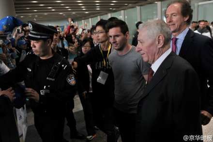 Lionel Messi makes his way through the airport on Oct 7, 2014. [Photo: Sina Weibo account of the Beijing Times]