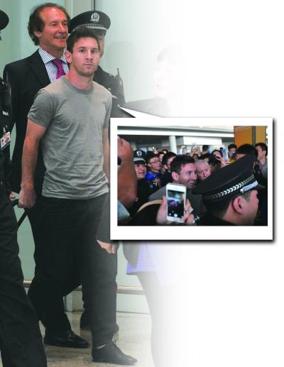 Lionel Messi makes his way through the airport on Oct 7, 2014. [Photo: the Yangtze Evening News ]