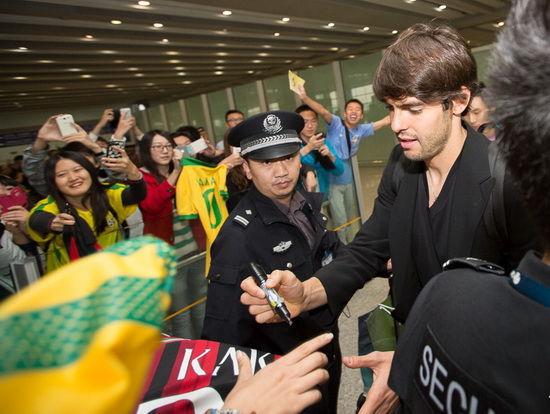 Kaka is mobbed by fans at the airport on Oct 8, 2014. [Photo: Sina Weibo account of the Beijing News]