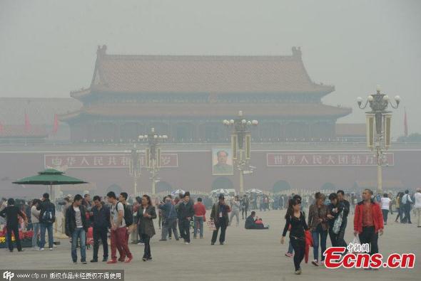 The photo taken on Oct 8 shows Tian'anmen Square in Beijing is shrouded by smog. Another smog will choke the city and part regions of north China form Friday evening.[Photo/CFP]