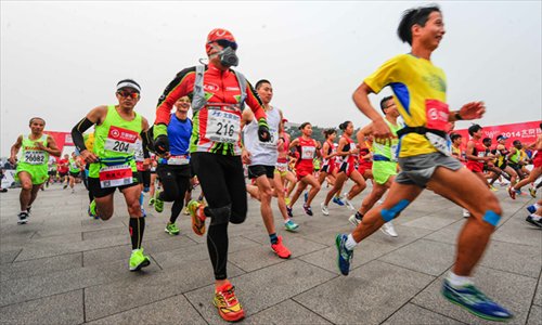 Runners take part in the 2014 Beijing Marathon on Sunday. Photo: Cui Meng/GT