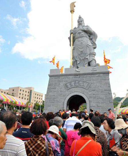 Visitors come to see the Guan Yu Staute at Hutou Mountain in Taoyuan county. (Photo: Central News Agency)