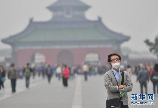 Photo taken on Oct 19, 2014 shows Beijing is shrouded by heavy smog. [Photo/Xinhua]