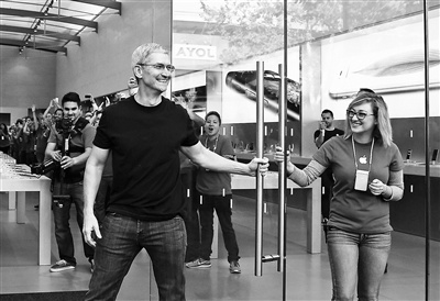 Apple CEO Tim Cook at an Apple store in the US to help out with iPhone sale. (Photo: Beijing Youth Daily)