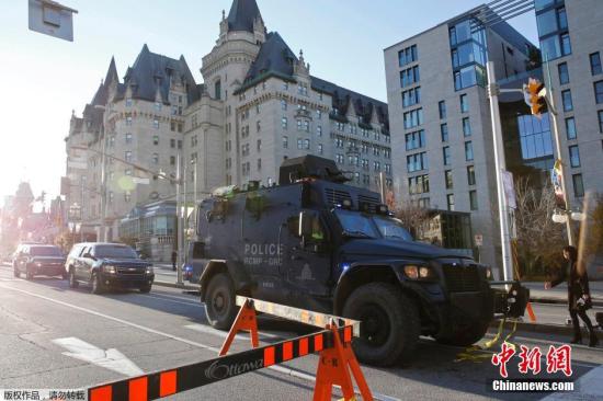 Photo taken on Oct 22, 2014 shows a police car in downtown Ottawa after the shooting. [Photo: Agencies]